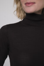 Das Model trägt einen Rollkragenpullover in Braun von FFC und eine Cordhose von Joop in Sand.