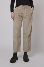Das Model trägt einen Rollkragenpullover in Bordeaux von FFC und eine Cordhose von Joop in Sand.