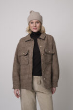 Das Model trägt eine karierte Jacke von Sosue in Camel und eine Cordhose von Joop in Sand.