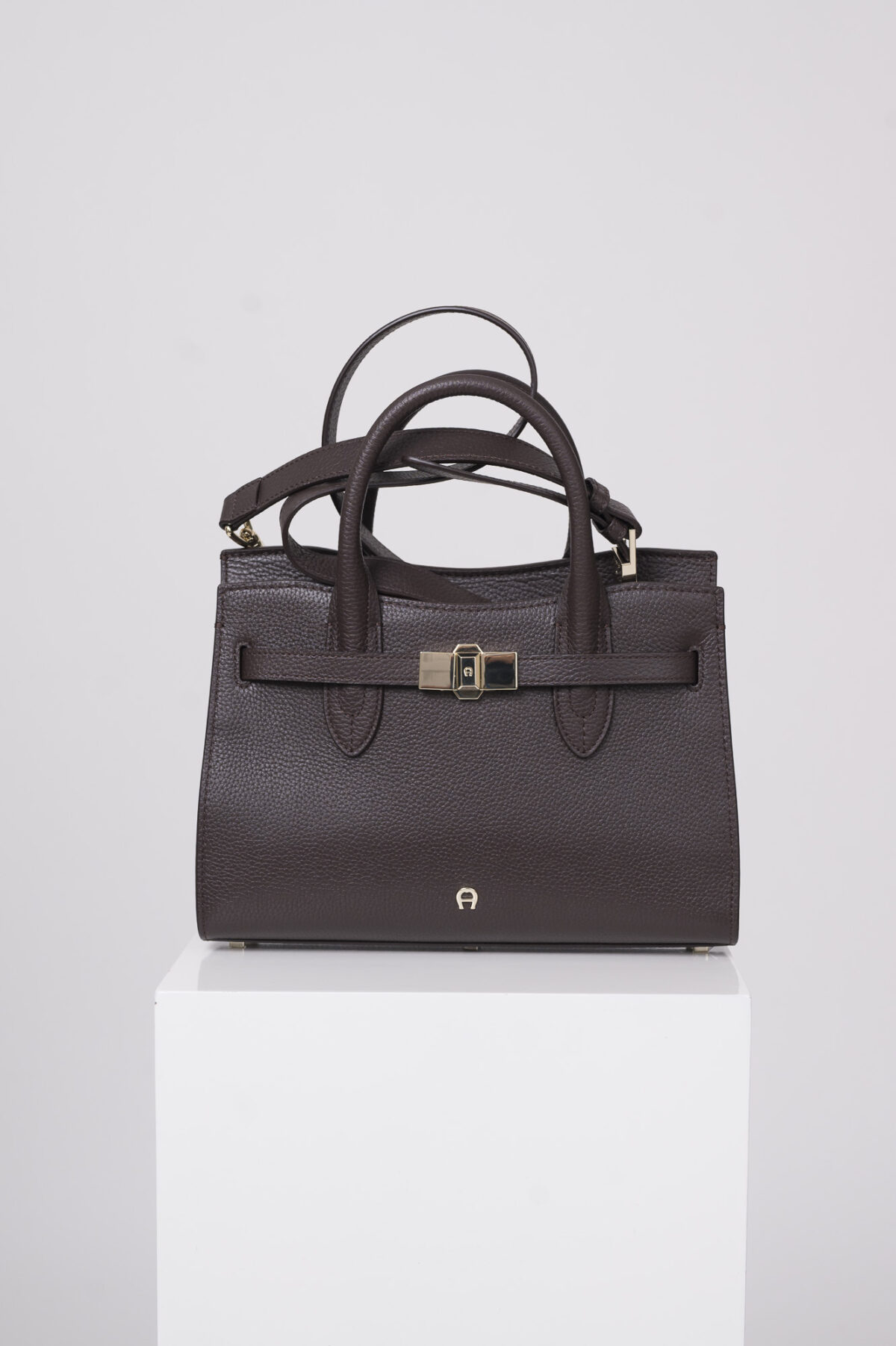 Produktaufnahme einer braune Tasche der Marke Aigner