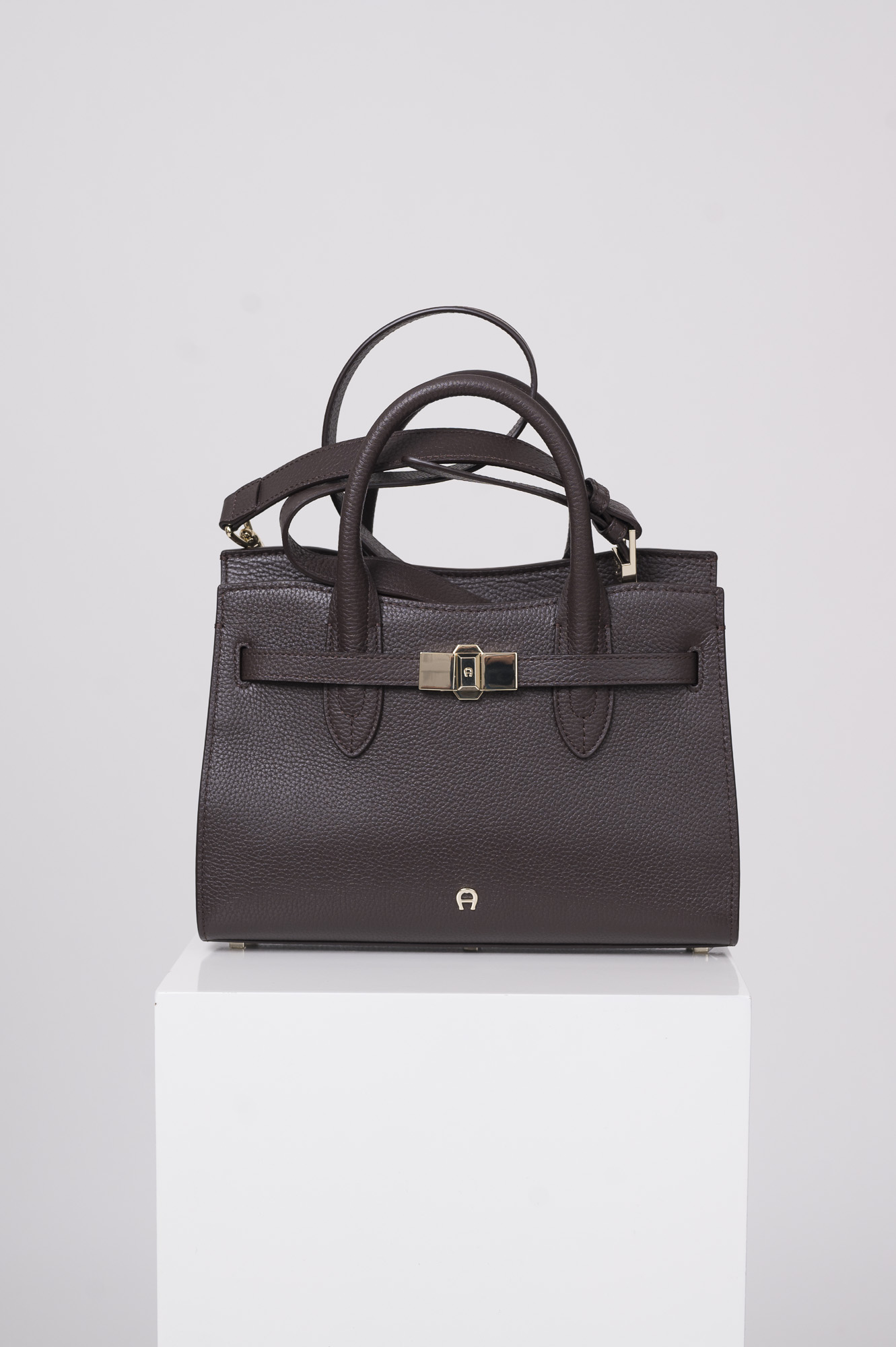 Produktaufnahme einer braune Tasche der Marke Aigner