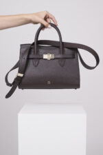 Produktaufnahme einer braune Tasche der Marke Aigner