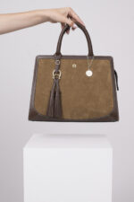 Produktaufnahme einer braune Tasche der Marke Aigner