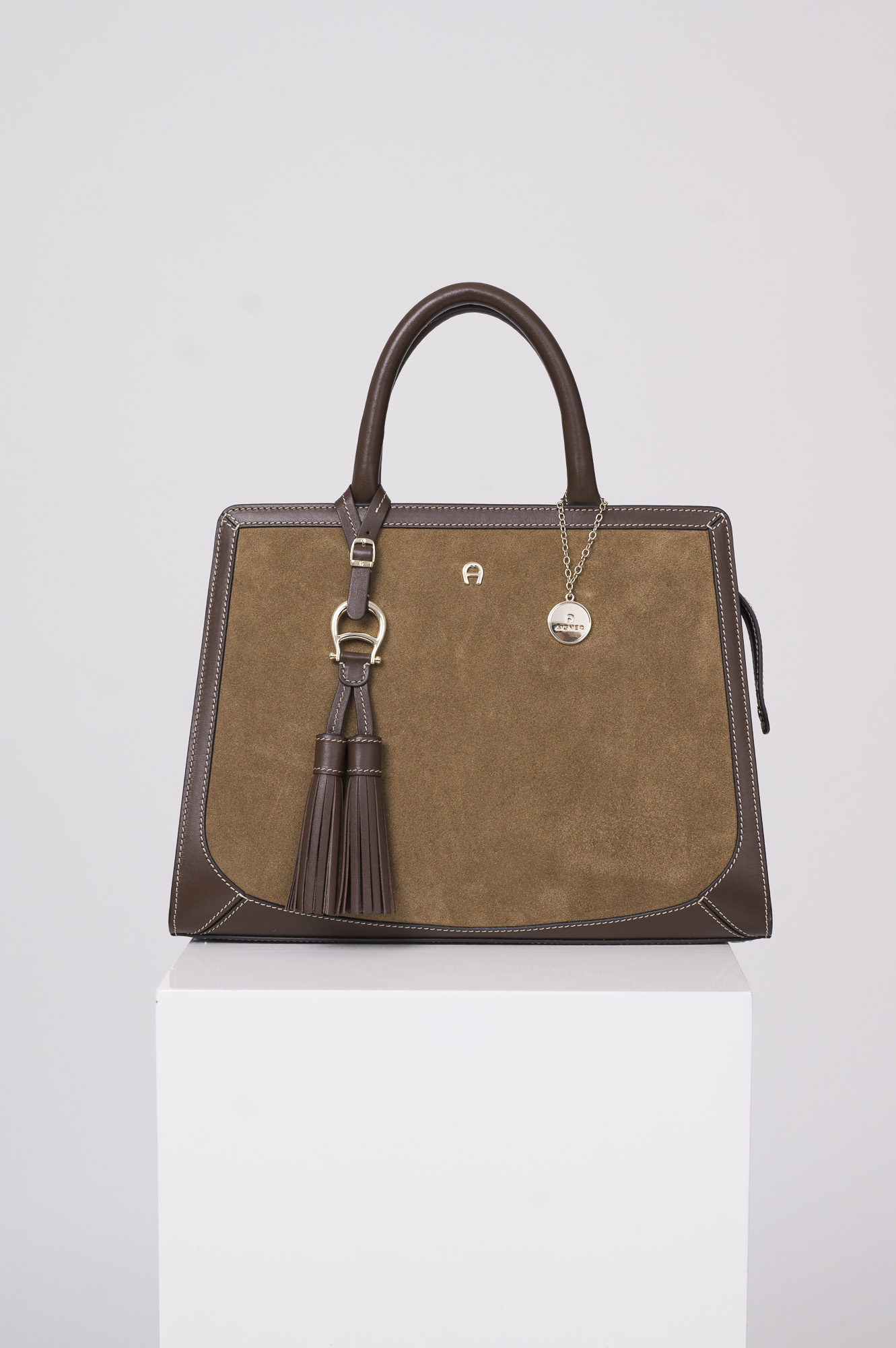 Produktaufnahme einer braune Tasche der Marke Aigner