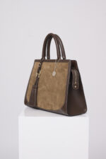 Produktaufnahme einer braune Tasche der Marke Aigner