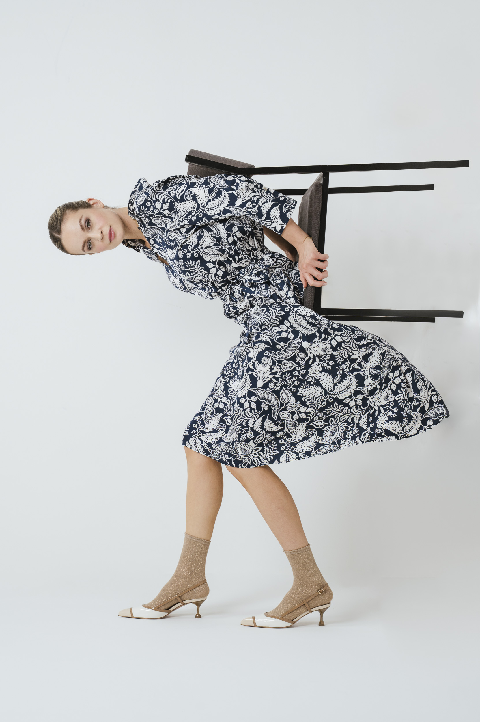 Model trägt ein blau weiß gemustertes Kleid der Marke Joop.