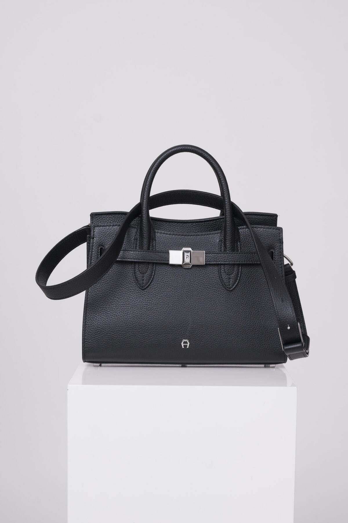 Produktaufnahme einer schwarze Tasche der Marke Aigner