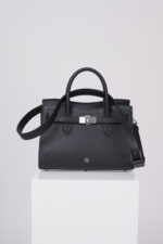 Produktaufnahme einer schwarze Tasche der Marke Aigner