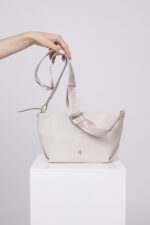 Produktaufnahme einer natur farbige Tasche der Marke Aigner