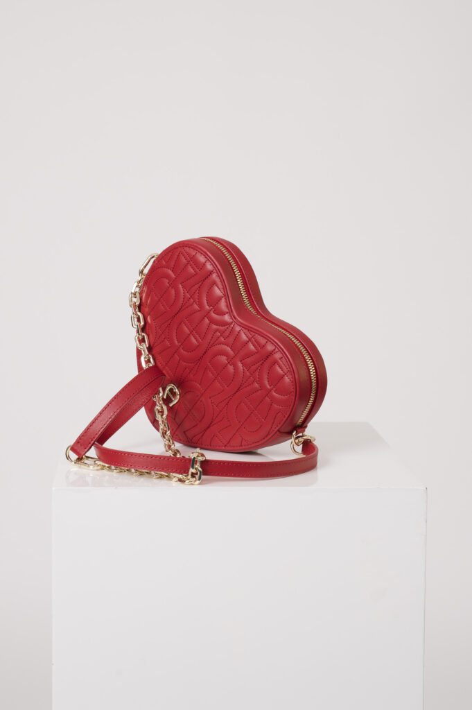 Tasche in Herzform der Marke Aigner in rot