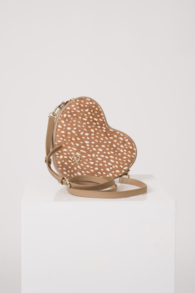 Tasche in Herzform der Marke Aigner in beige