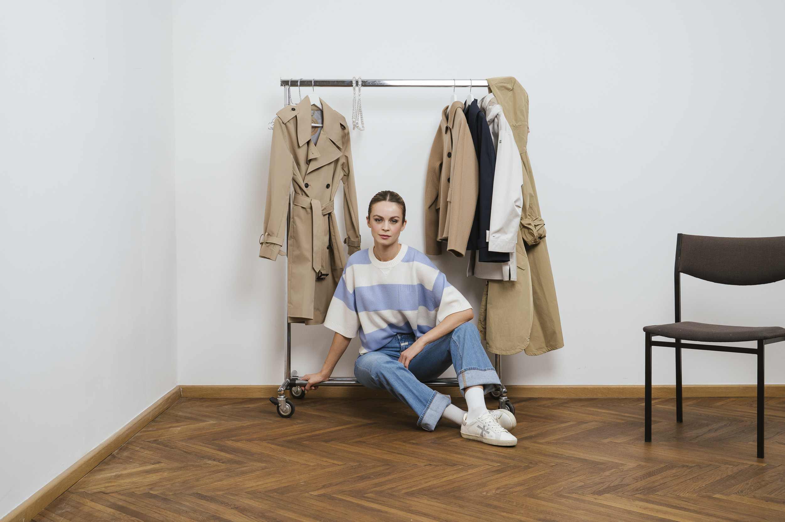 Model trägt einen blau-weiß gestreiften Pullover der Marke Dorothee Schumacher, dazu eine Jeans der Marke Closed in hellblau.