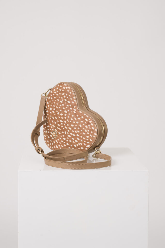 Tasche in Herzform der Marke Aigner in beige