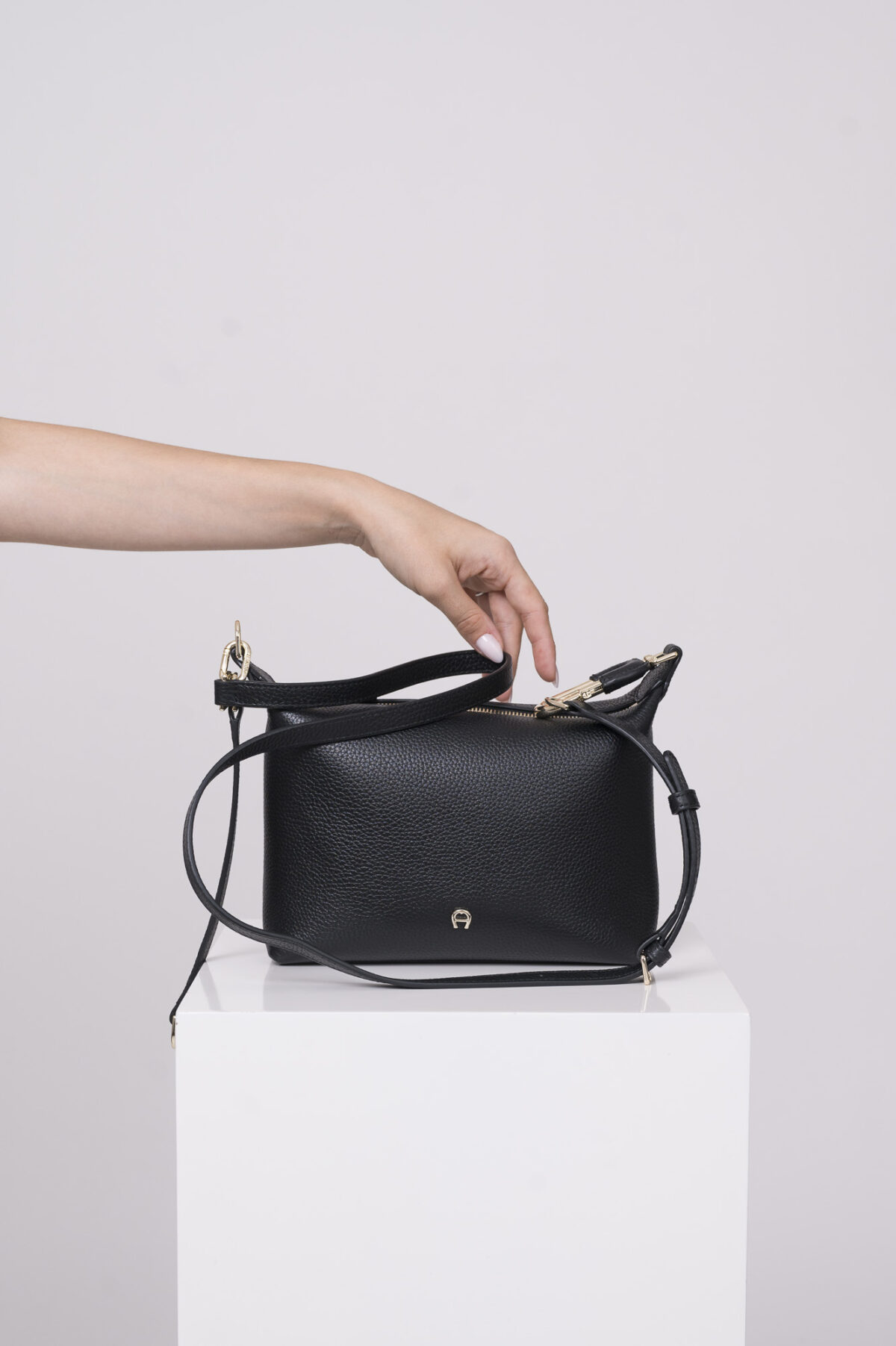 Produktaufnahme einer schwarzen Tasche der Marke Aigner