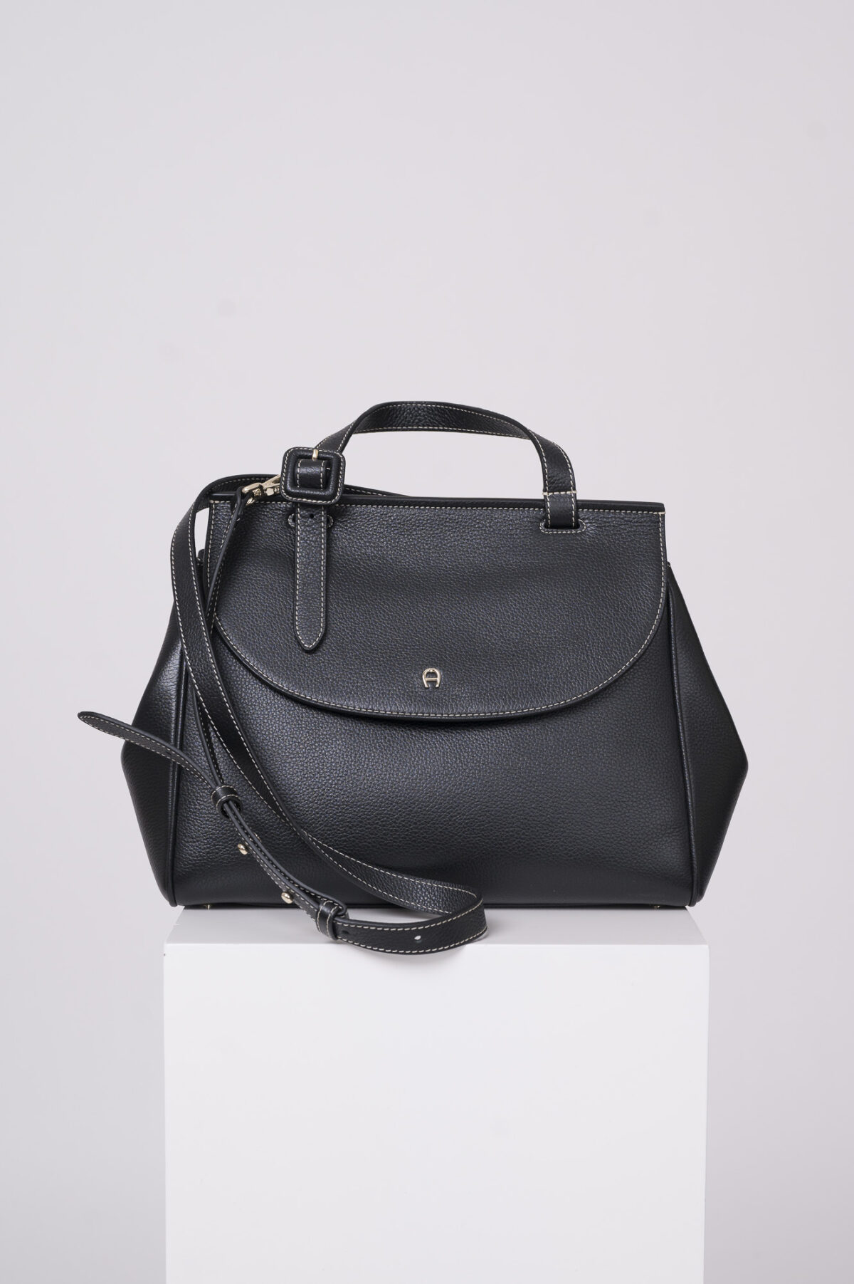 Produktaufnahme einer schwarzen Tasche der Marke Aigner