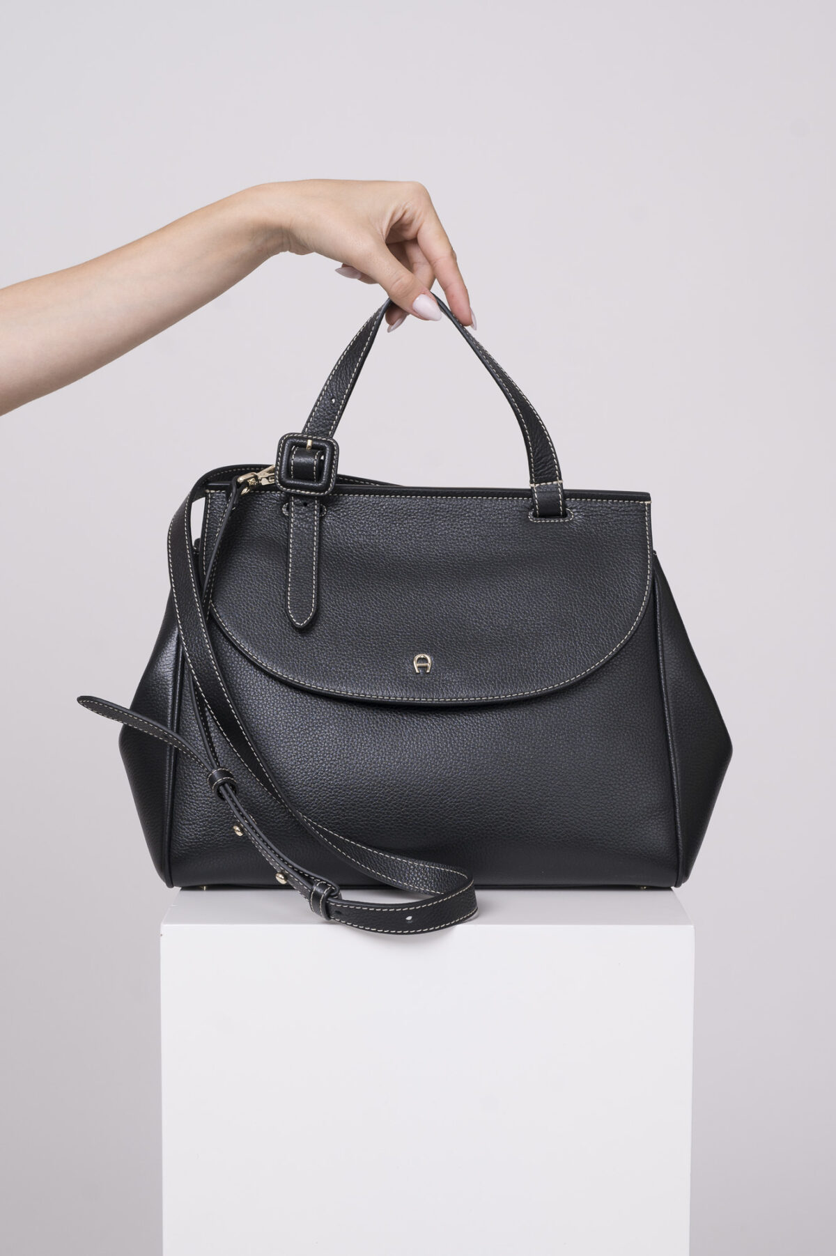 Produktaufnahme einer schwarzen Tasche der Marke Aigner