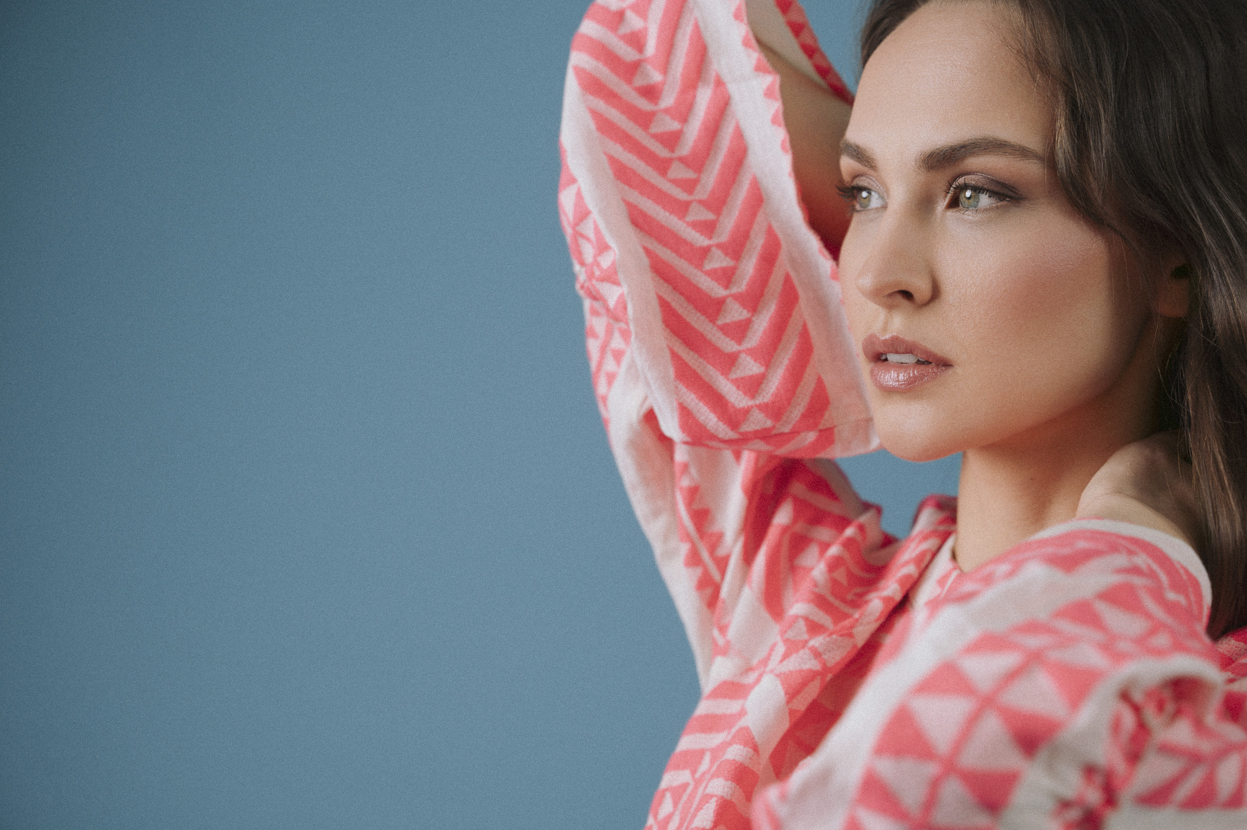 Model trägt ein buntes Kleid der Marke Devotion.