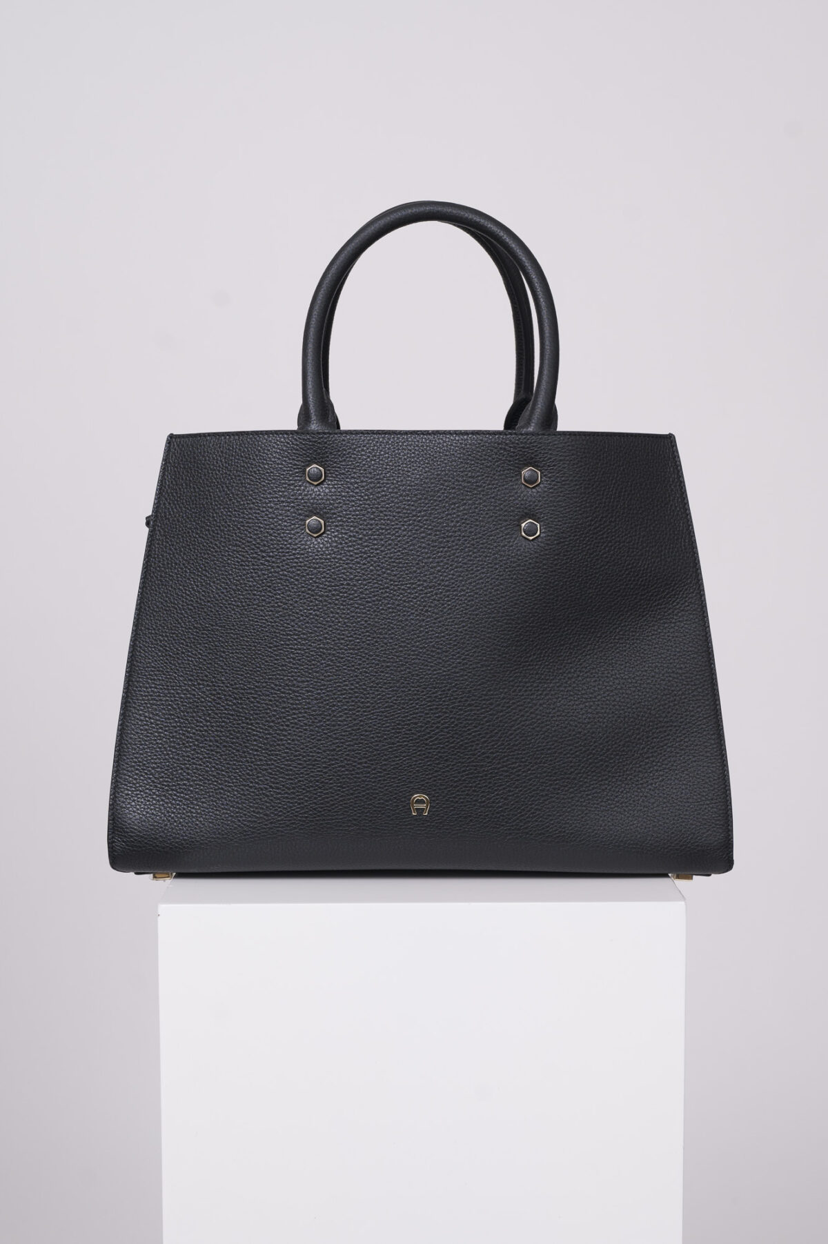 Produktaufnahme einer schwarzen Tasche der Marke Aigner