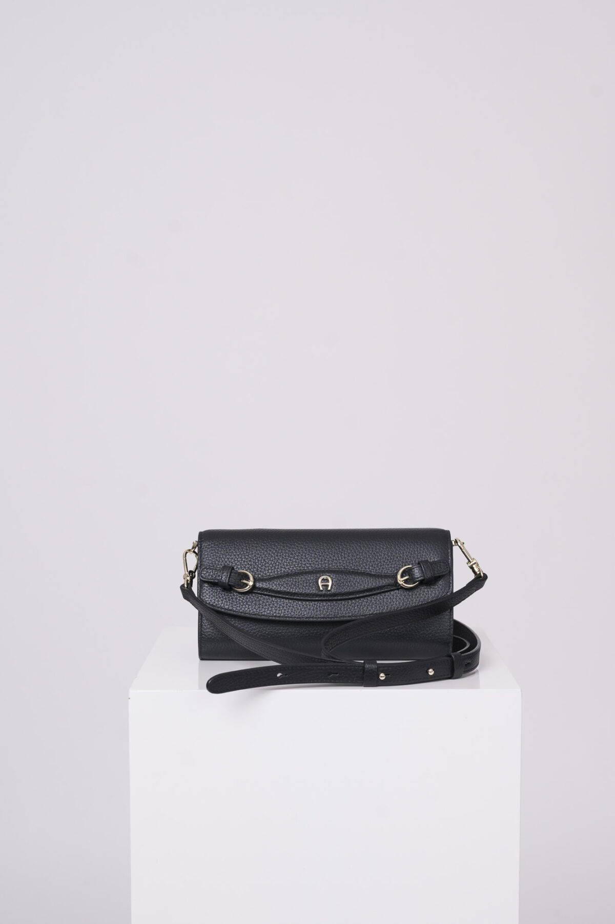 Produktaufnahme einer schwarzen Tasche der Marke Aigner