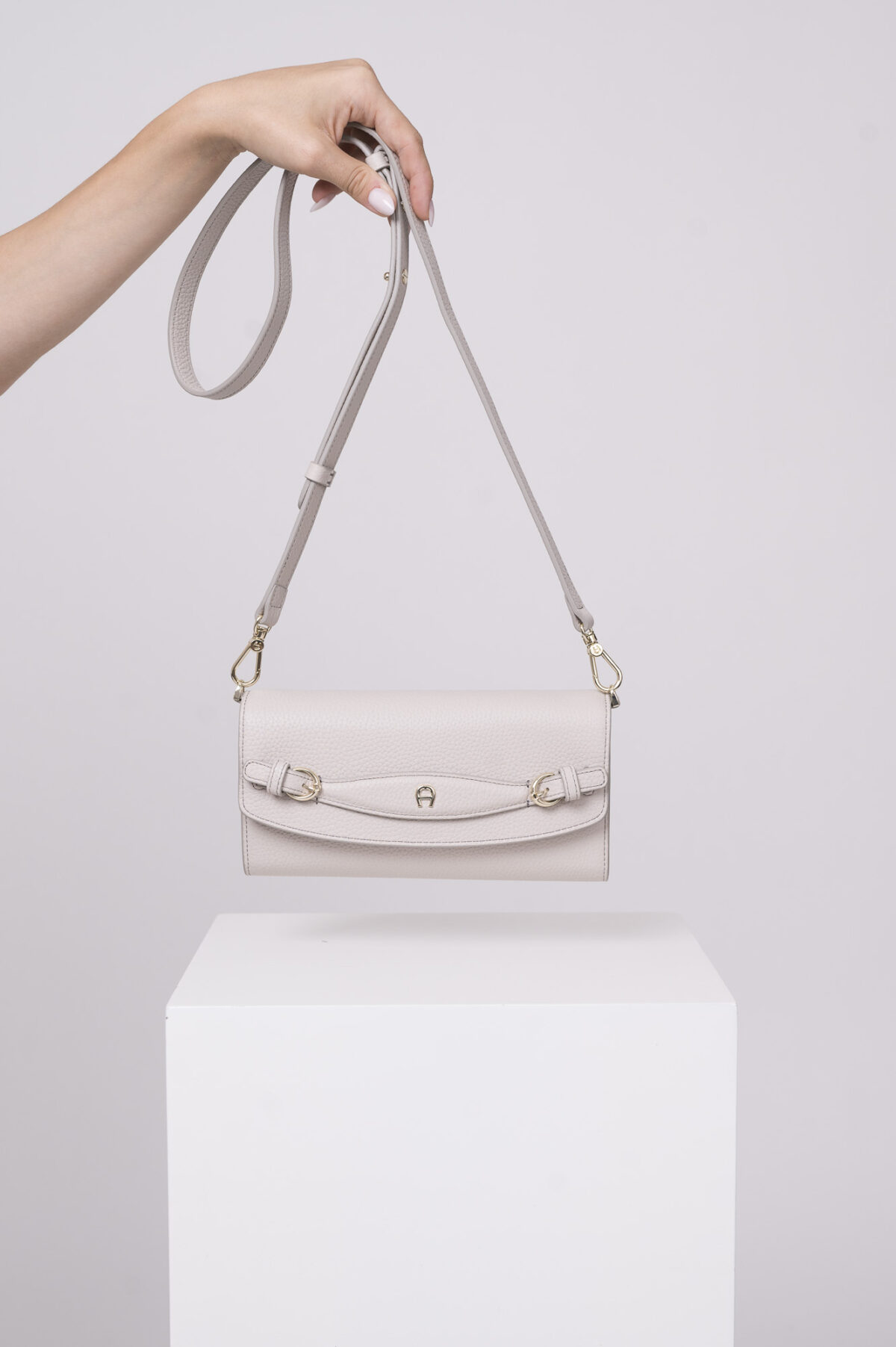 Produktaufnahme einer natur farbigen Tasche der Marke Aigner