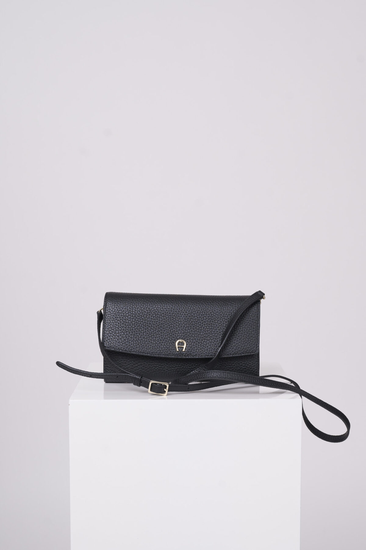 Produktaufnahme einer schwarzen Tasche der Marke Aigner