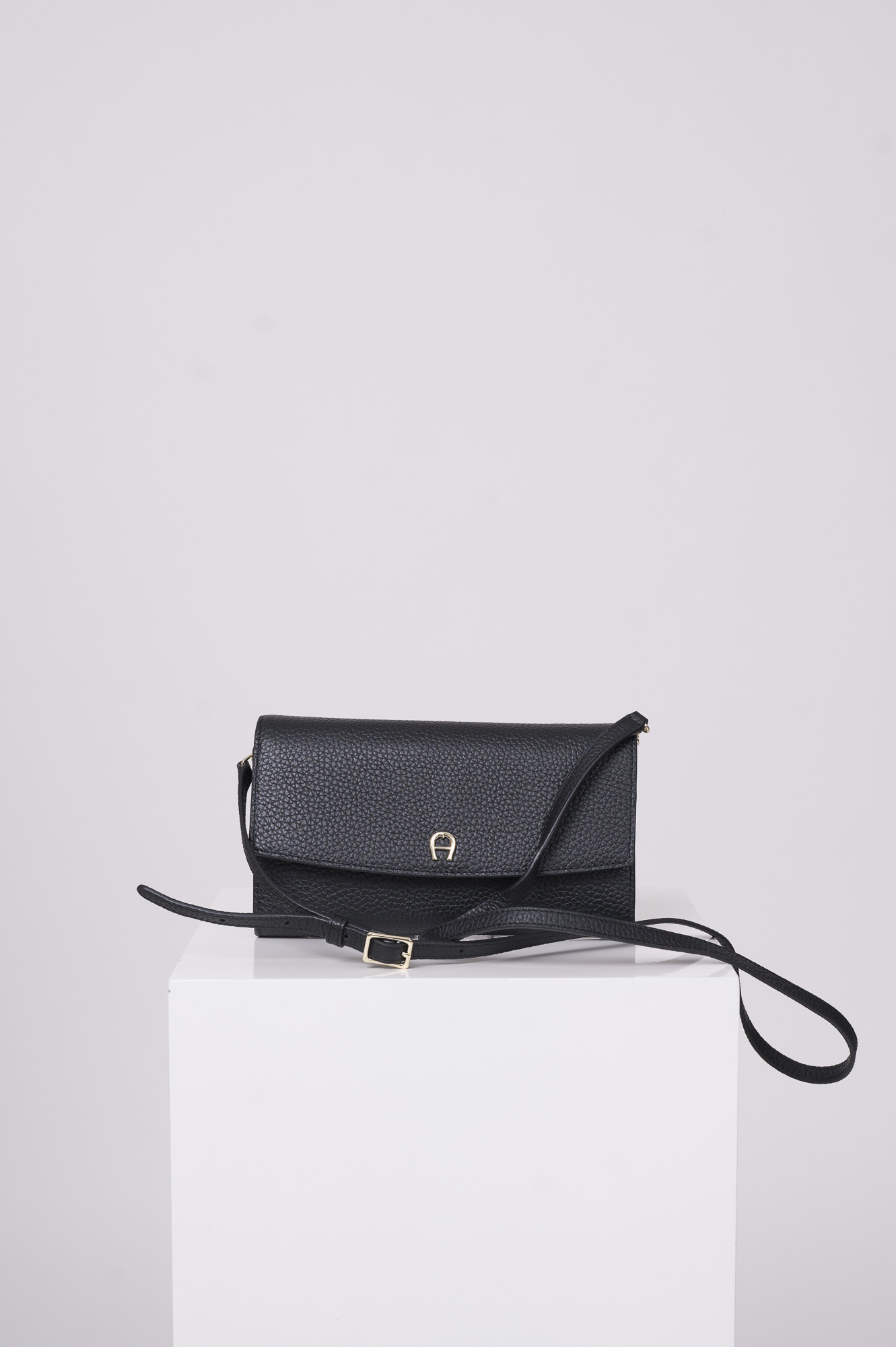 Produktaufnahme einer schwarzen Tasche der Marke Aigner
