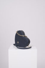 Produktaufnahme einer marine blauen Tasche in Herzform der Marke Aigner