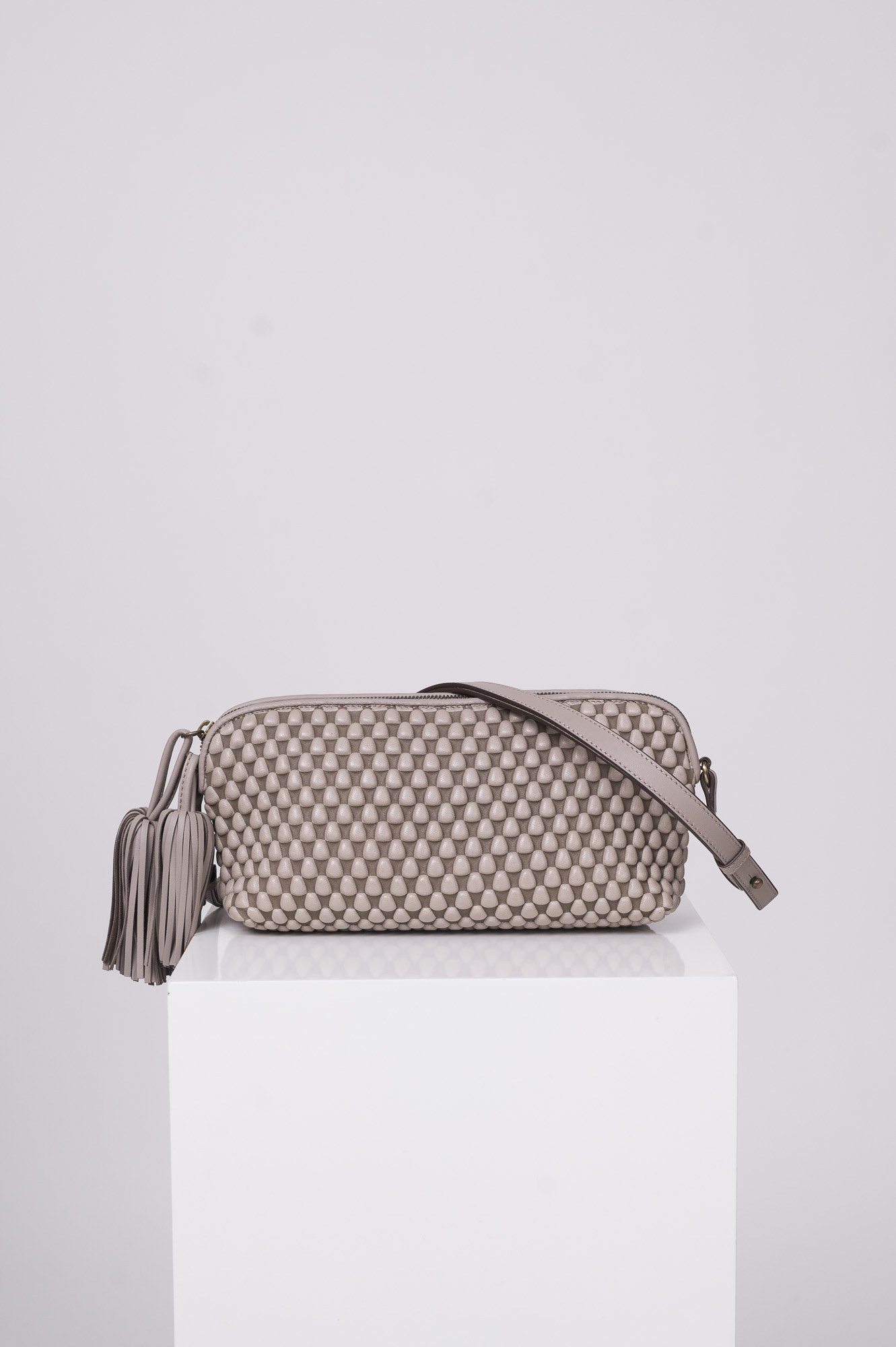 Produktaufnahme einer taupe Handtasche der Marke Tissa Fontaneda.
