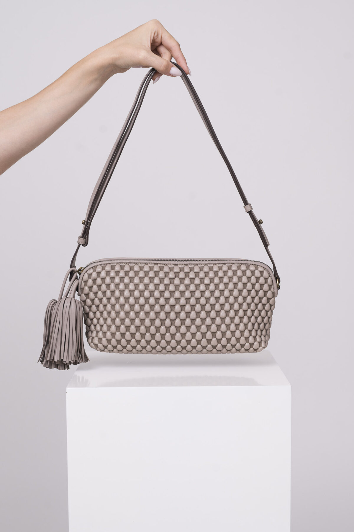Produktaufnahme einer taupe Handtasche der Marke Tissa Fontaneda.