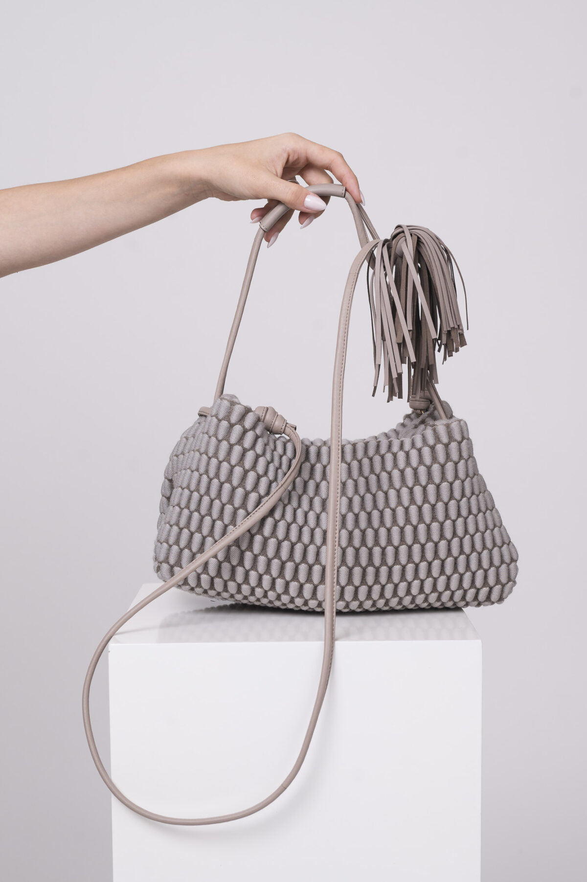 Produktaufnahme einer grauen Handtasche der Marke Tissa Fontaneda.