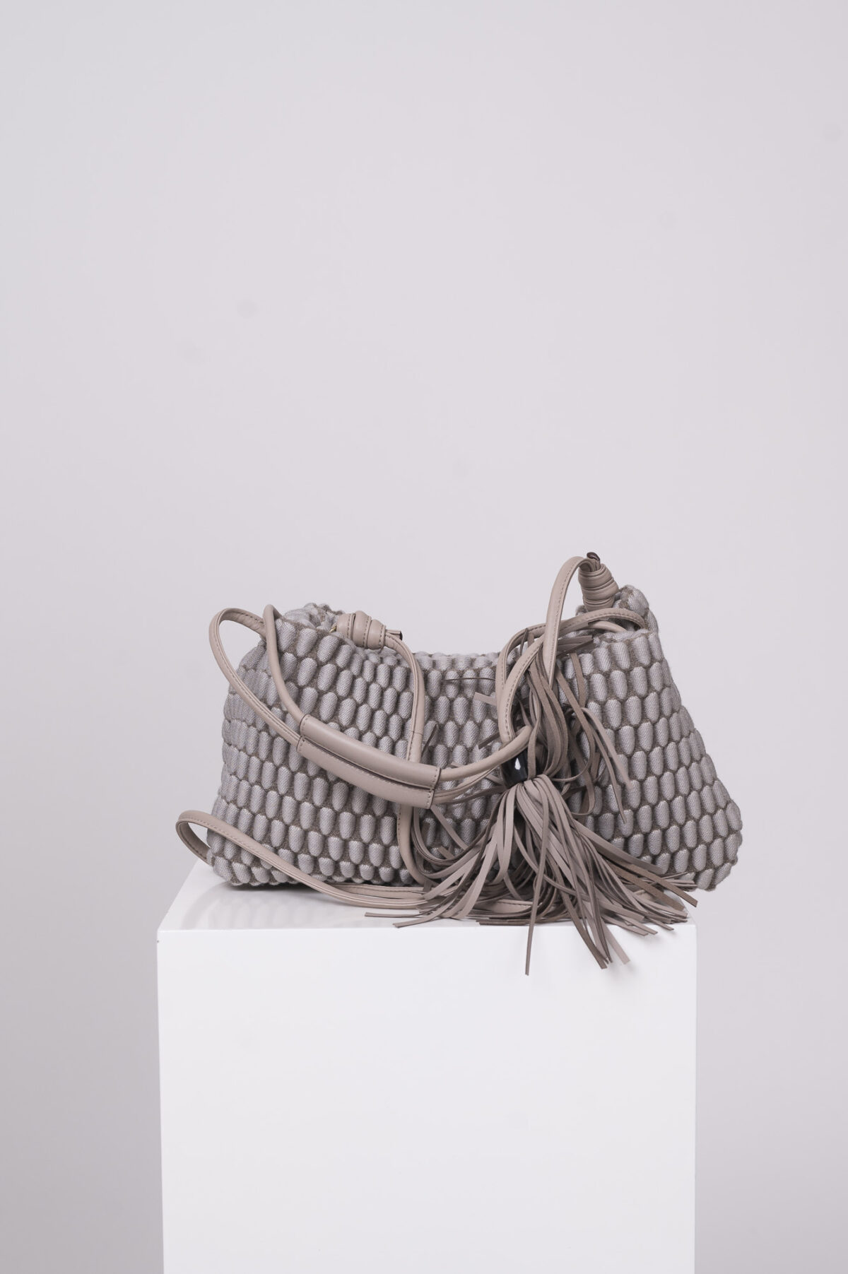 Produktaufnahme einer grauen Handtasche der Marke Tissa Fontaneda.