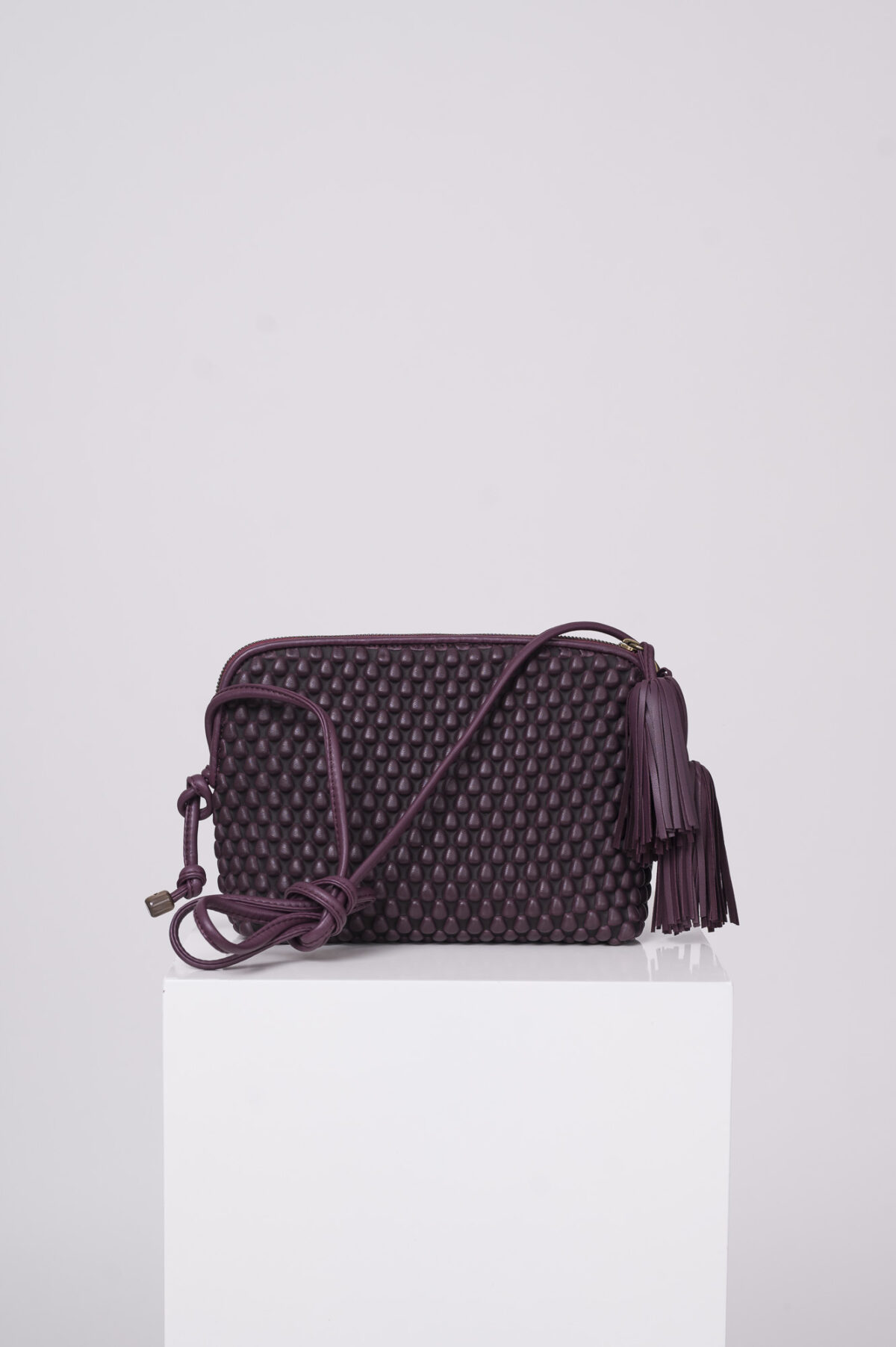 Produktaufnahme einer aubergine farbige Handtasche der Marke Tissa Fontaneda.