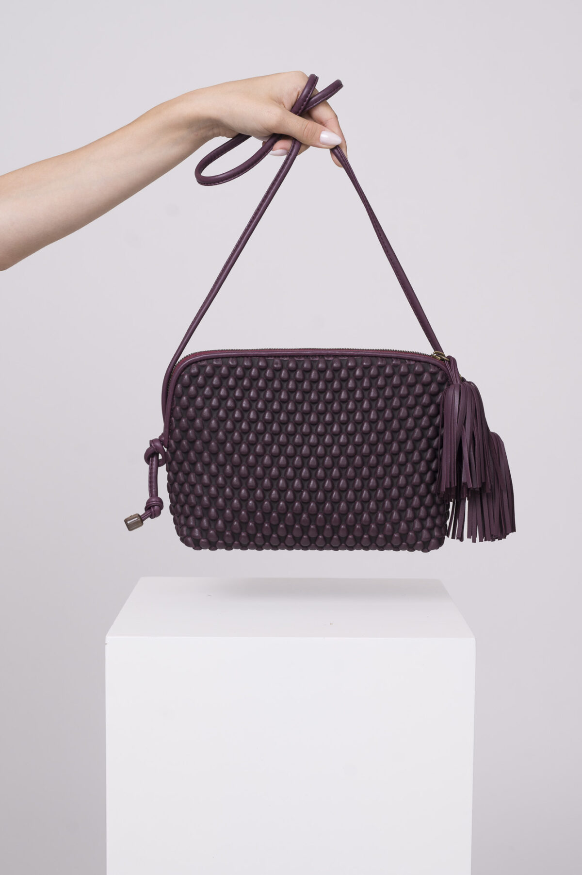 Produktaufnahme einer aubergine farbige Handtasche der Marke Tissa Fontaneda.Produktaufnahme einer aubergine farbige Handtasche der Marke Tissa Fontaneda.Produktaufnahme einer aubergine farbige Handtasche der Marke Tissa Fontaneda.Produktaufnahme einer aubergine farbige Handtasche der Marke Tissa Fontaneda.
