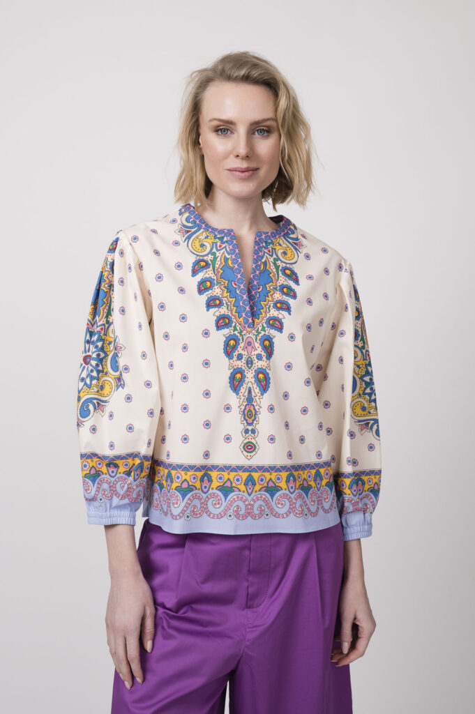 Bluse der Marke Etro, Hose der Marke Susanne Bommer, Sneaker der Marke Voile Blanche