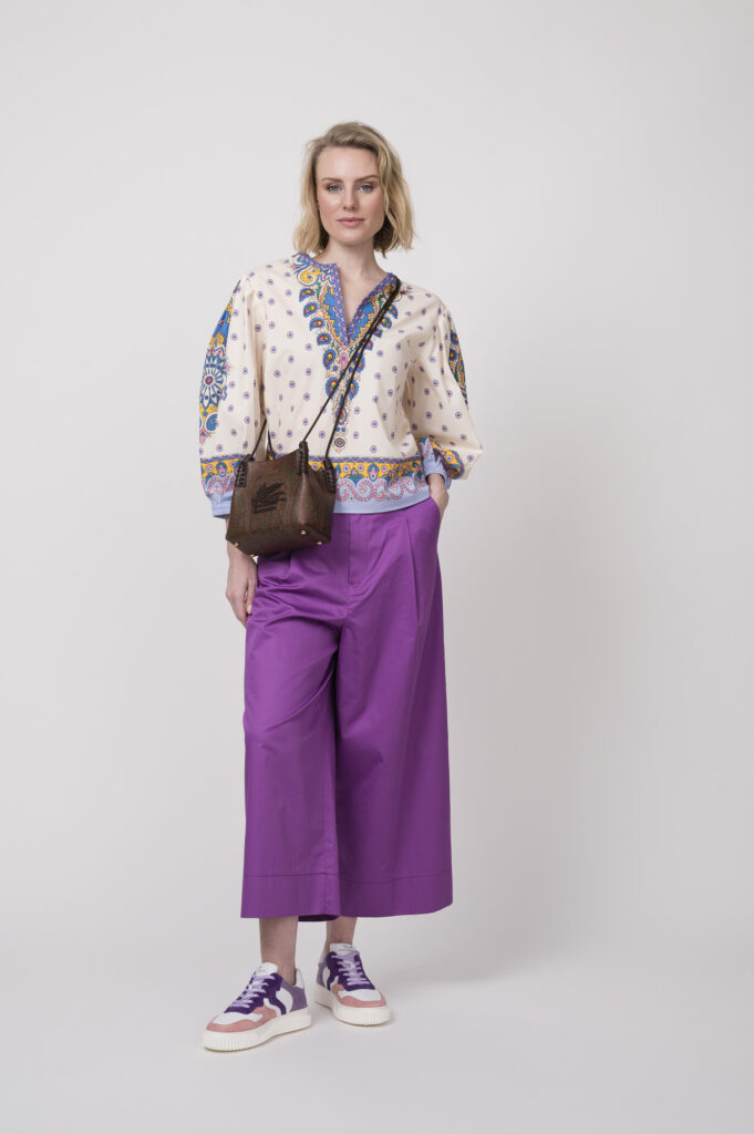 Bluse der Marke Etro, Hose der Marke Susanne Bommer, Tasche der Marke Etro, Sneaker der Marke Voile Blanche