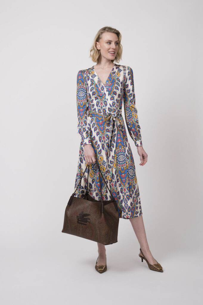 Kleid der Marke Etro, Tasche der Marke Etro