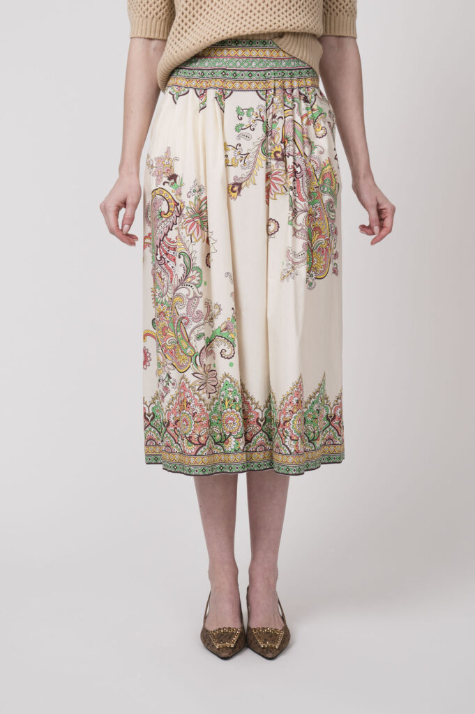 Pullover der Marke Allude, Rock der Marke Etro