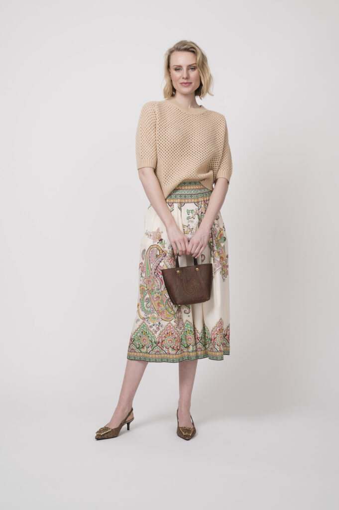 Pullover der Marke Allude, Rock der Marke Etro, Tasche der Marke Etro