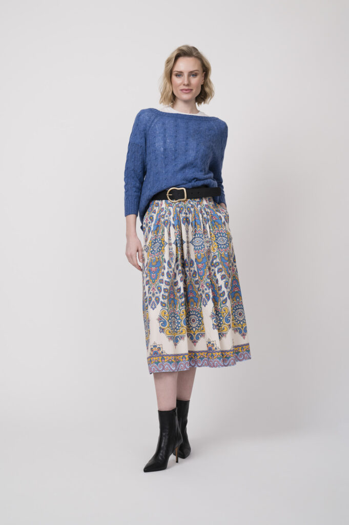 Pullover der Marke Etro, Rock der Marke Etro, Gürtel der Marke Dorothee Schumacher