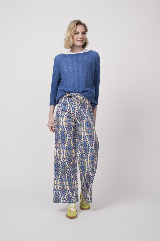 Pullover der Marke Etro, Hose der Marke Etro, Sneaker der Marke Voile Blanche