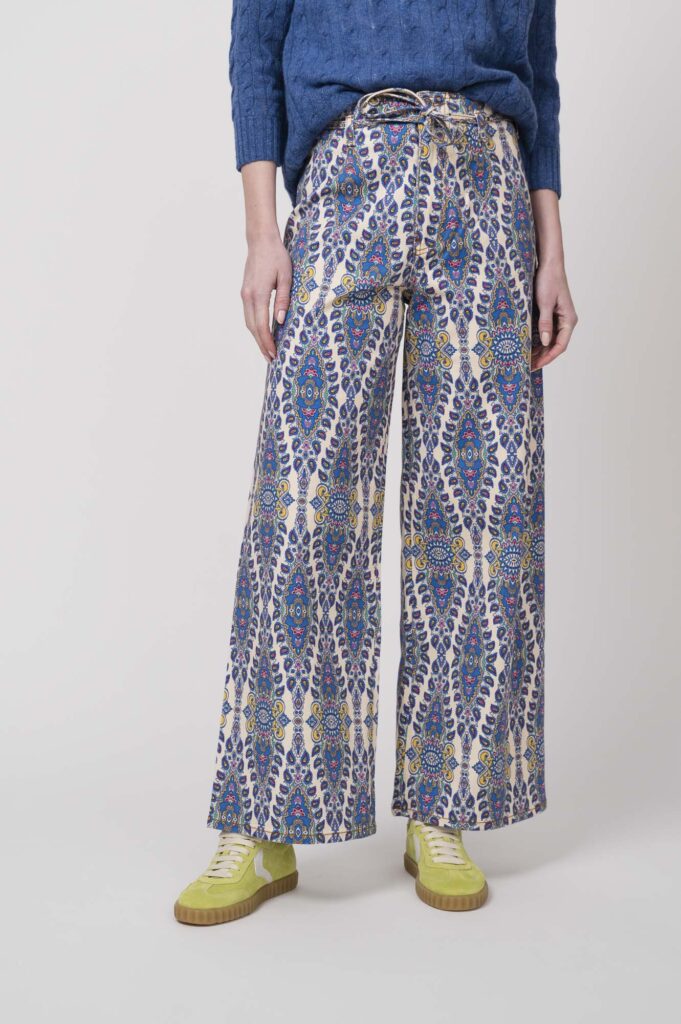 Pullover der Marke Etro, Hose der Marke Etro, Sneaker der Marke Voile Blanche