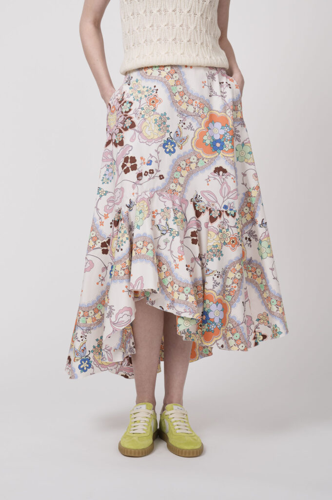 Pullover der Marke Etro, Rock der Marke Etro, Sneaker der Marke Voile Blanche