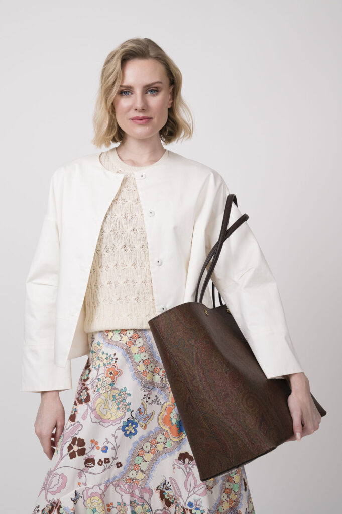 Blazerjacke der Marke Susanne Bommer, Pullover der Marke Etro, Rock der Marke Etro, Tasche der Marke Etro