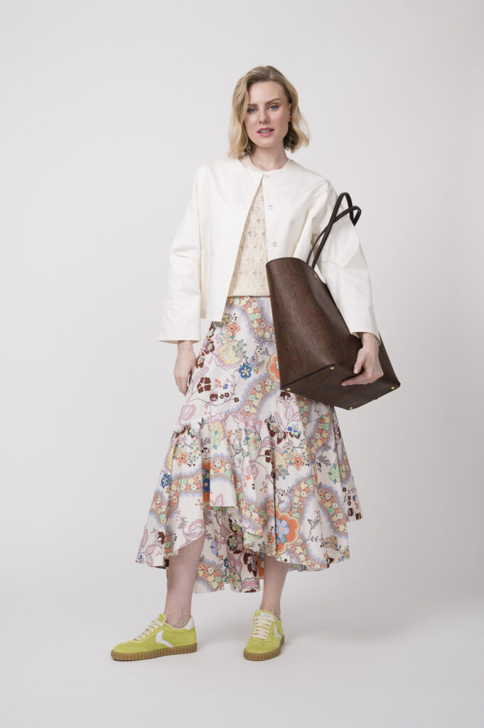 Blazerjacke der Marke Susanne Bommer, Pullover der Marke Etro, Rock der Marke Etro, Sneaker der Marke Voile Blanche, Tasche der Marke Etro