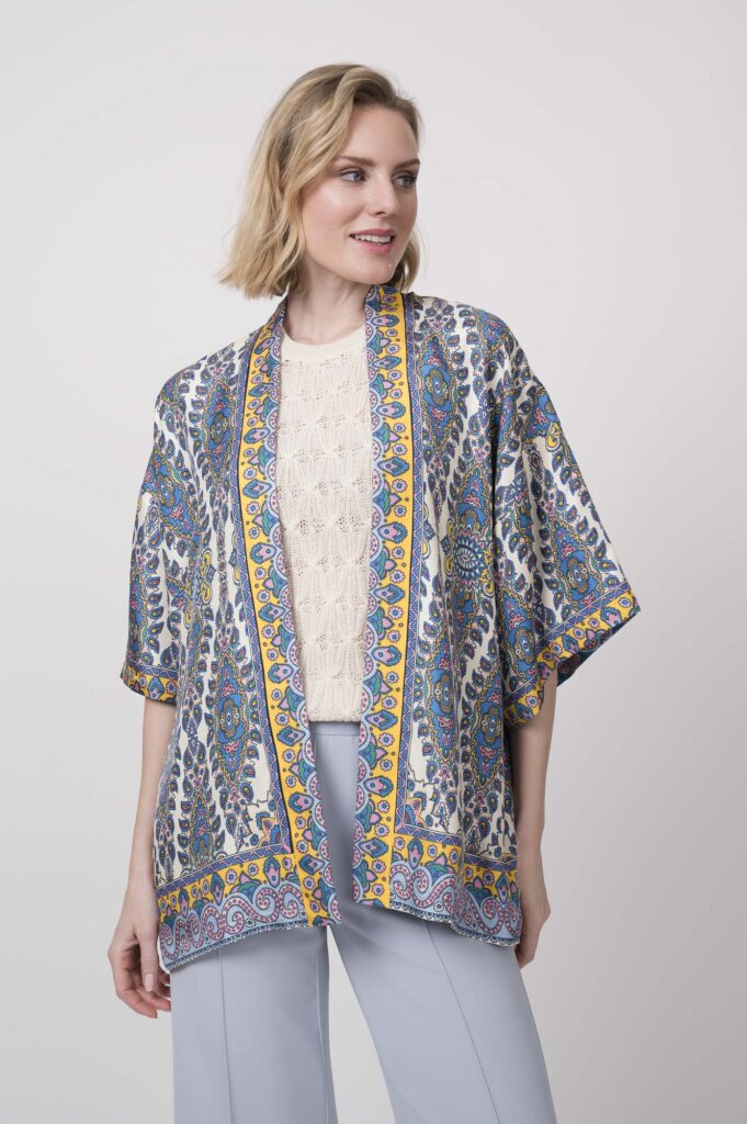 Poncho der Marke Etro, Pullover der Marke Etro, Hose der Marke Cambio