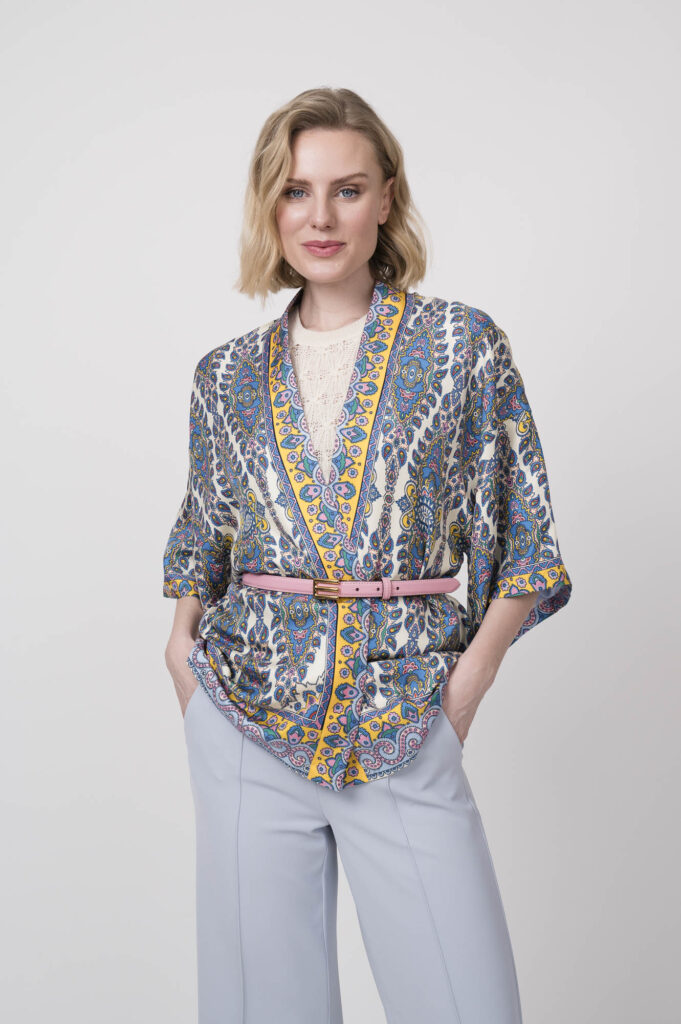 Poncho der Marke Etro, Pullover der Marke Etro, Hose der Marke Cambio, Gürtel der Marke Etro