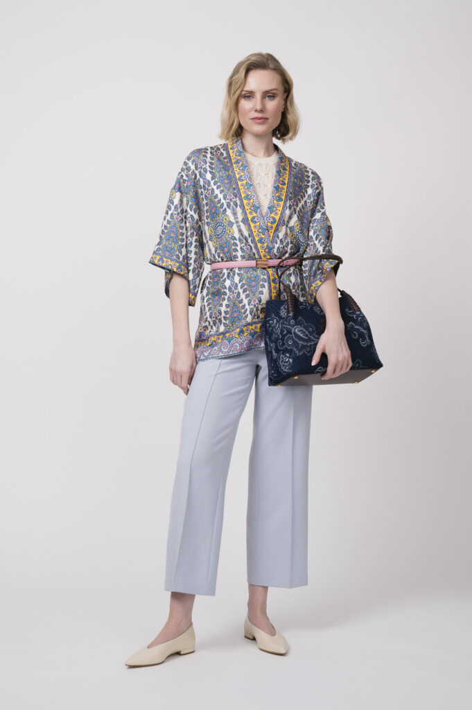 Poncho der Marke Etro, Pullover der Marke Etro, Hose der Marke Cambio, Tasche der Marke Etro, Gürtel der Marke Etro