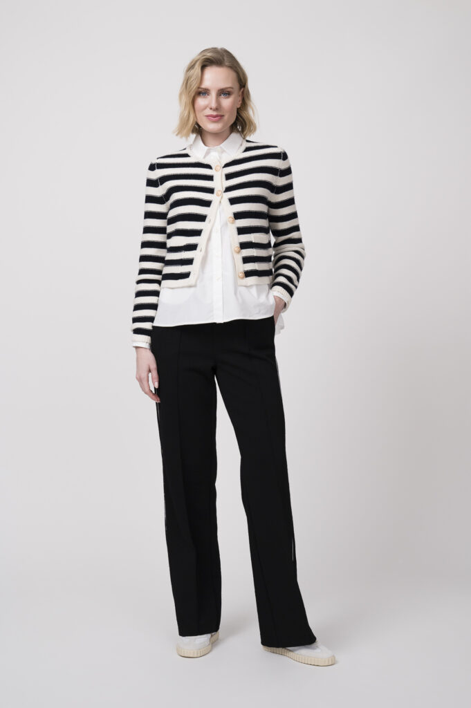 Weste der Marke Allude, Bluse der Marke Robert Friedman, Hose der Marke Cambio, Sneaker der Marke Voile Blanche