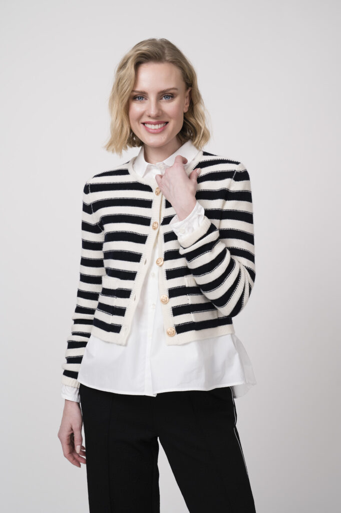 Weste der Marke Allude, Bluse der Marke Robert Friedman, Hose der Marke Cambio, Sneaker der Marke Voile Blanche