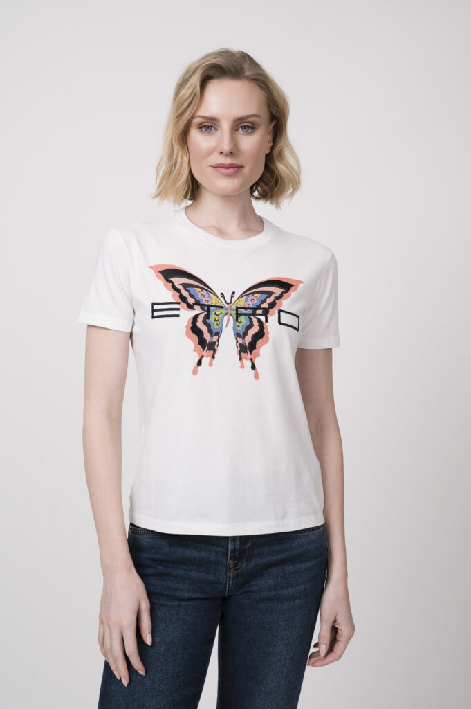 Shirt der Marke Etro, Jeans der Marke 7 for all mankind, Sneaker der Marke Voile Blanche